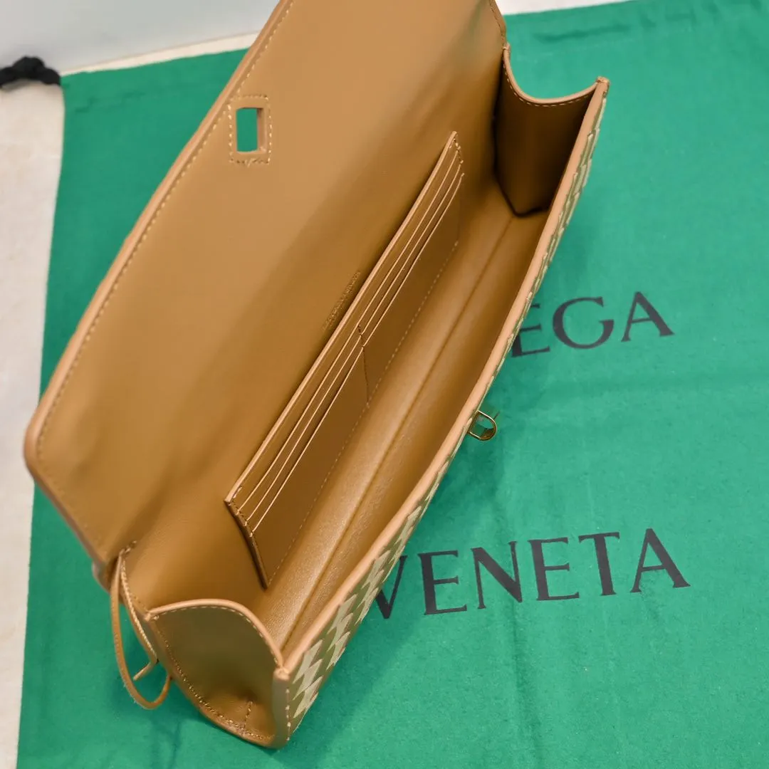 Batch 1360 #Bv New Deerskin Clutch 🎈 The deerskin brown bag with extra points for autumn and winter is so beautiful~🍂 Made of classic woven sheepskin and deerskin, it looks like Maillard for autumn and winter🤎 It can be held by hand, carried by hand or carried under the arm. The metal knot embellishment exudes temperament and nobility~ , equipped with a zipper compartment inside, it is a good companion for your daily life🧑‍❤️‍💋‍🧑, whether you are walking on the red carpet or attending a dinner, it will add a unique charm to you💞 Model: 1511 Size: 31x13x3